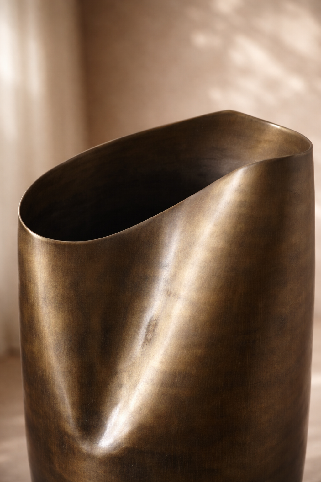 Tommy Franks Tromba I ceramic pot, alternate view