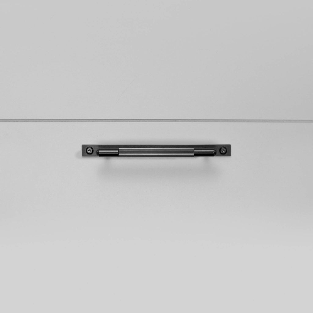 Buster + Punch Pull Bar Plate Linear, detail