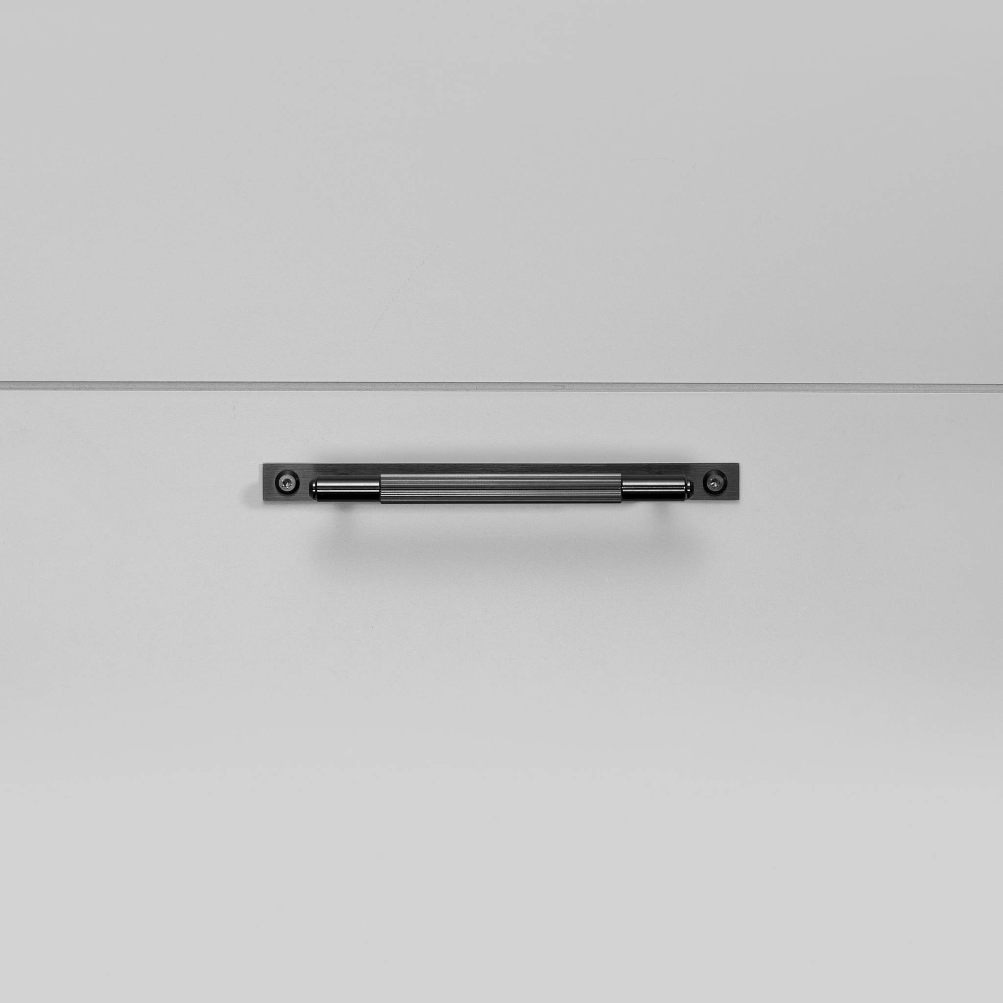 Buster + Punch Pull Bar Plate Linear, detail